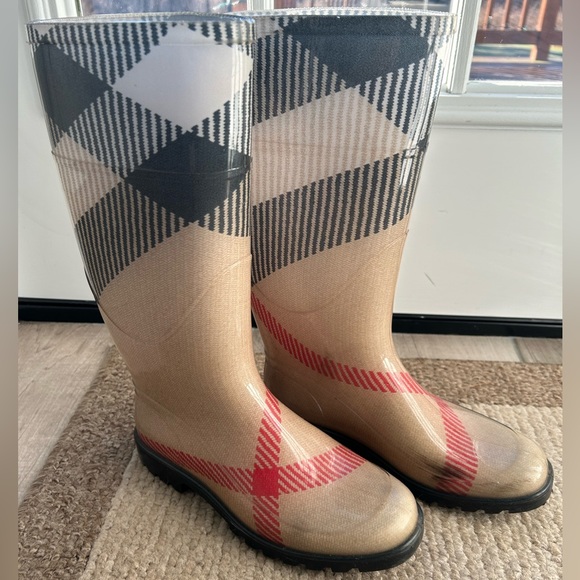 Burberry rain boots - like new condition - Picture 3 of 4